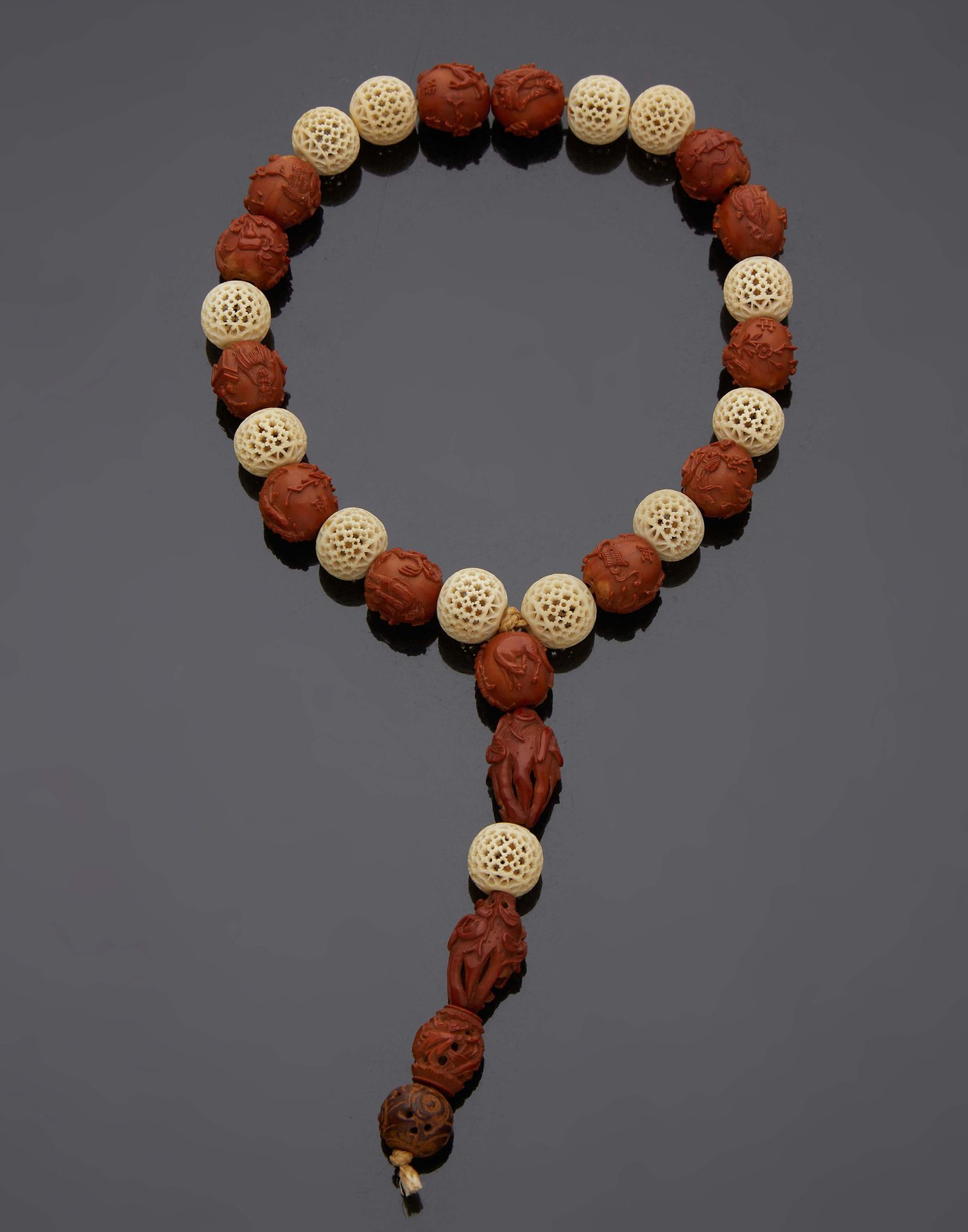 CHINE 镂空象牙珠念珠与交替的科罗索坚果珠
19世纪下半叶
长：22厘米