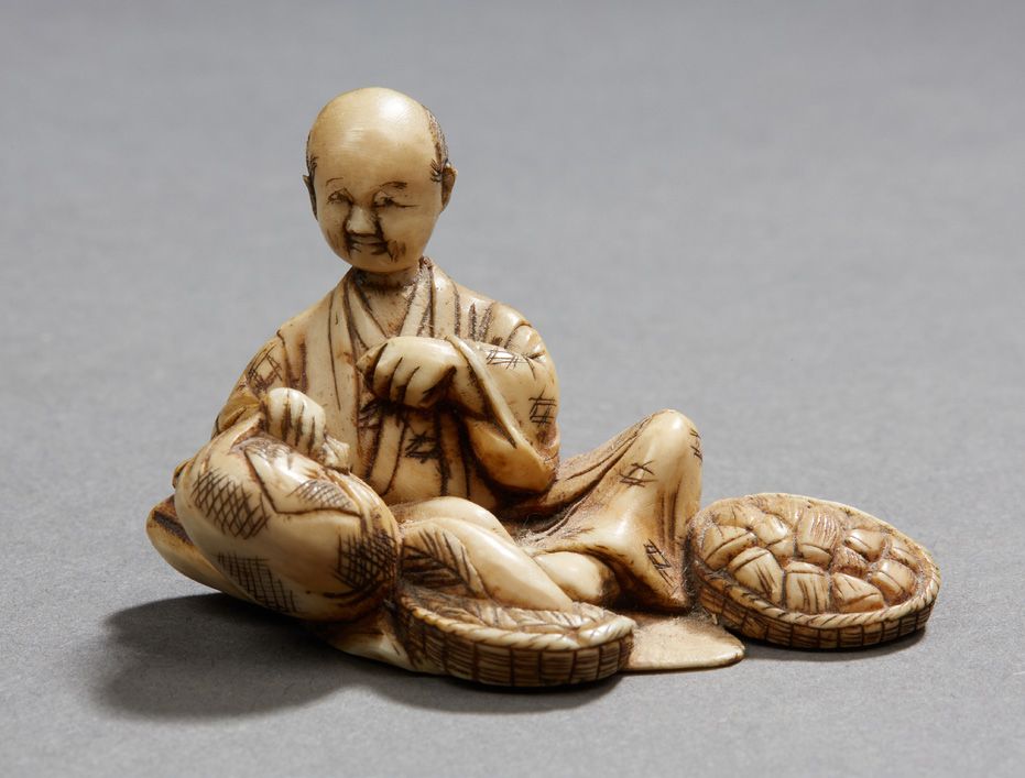 JAPON 象牙雕刻的坐着的人的网饰，背面有两个字的签名
约1920 - 1930
长：4,5 cm
净重：16,2 g.