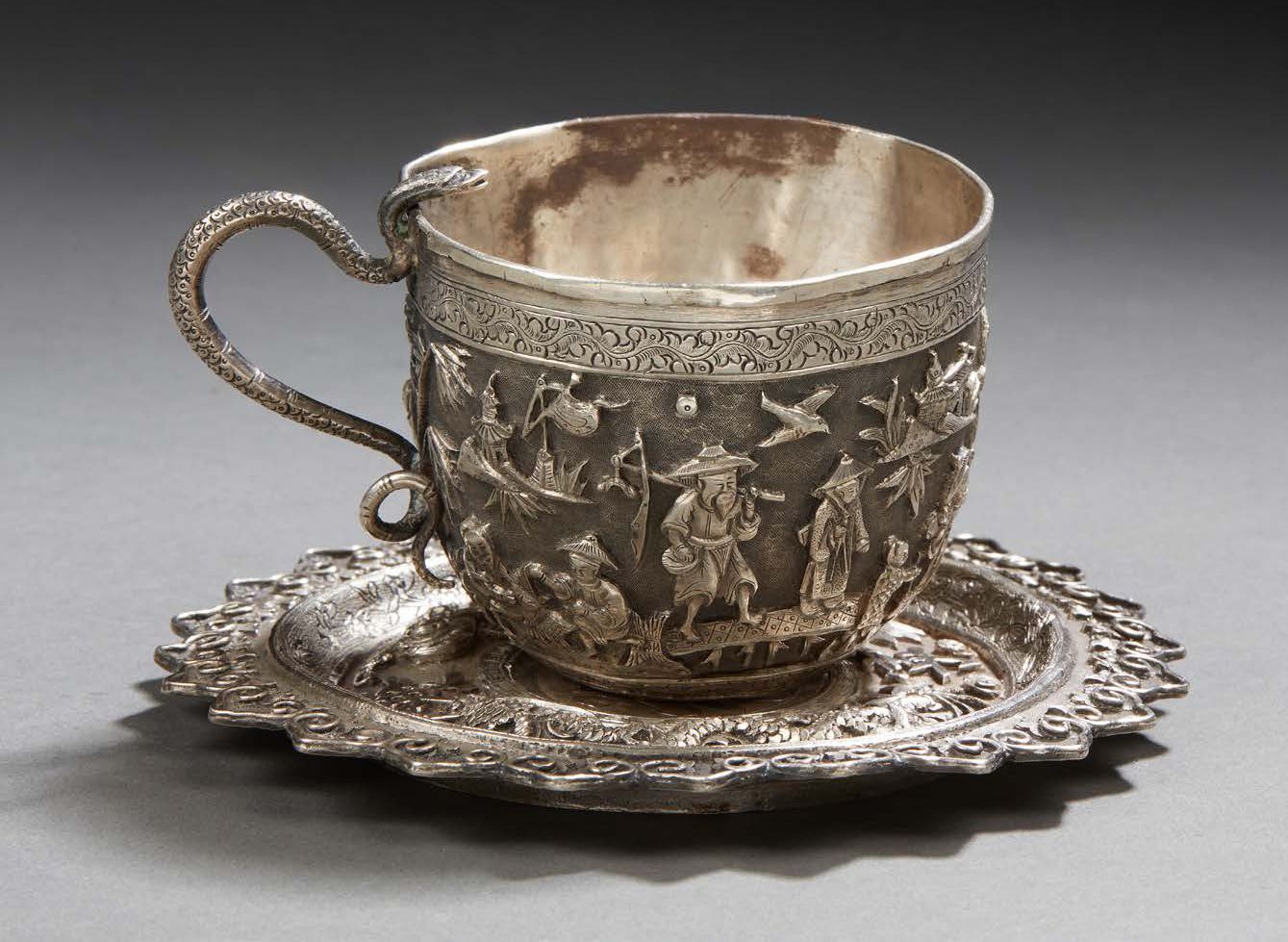 CHINE 镂空银杯和碟子，装饰着人物和龙，框着吉祥的铭文
19世纪晚期
重量：201.2克。
杯子下面的直径: 12,5 cm
(杯子上的凹陷)