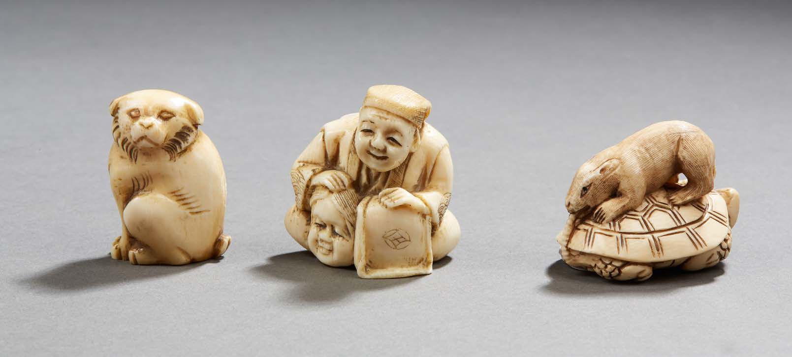 JAPON 三件象牙雕刻网饰，一件表现一只坐着的狗，另一件是一只栖息在乌龟上的老鼠，第三件是一个坐着的人物，手持戏剧面具。其中两个签名
20世纪前三分之一，约1&hellip;
