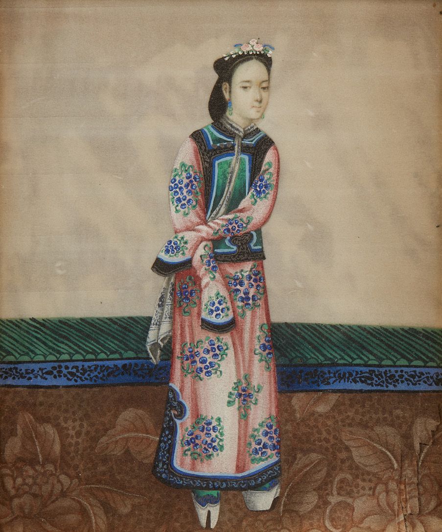 CHINE 丝绸画，表现一位身穿粉红色衣服的年轻女子，广东作品
19世纪下半叶
Dim. (On view): 16,5 x 14 cm