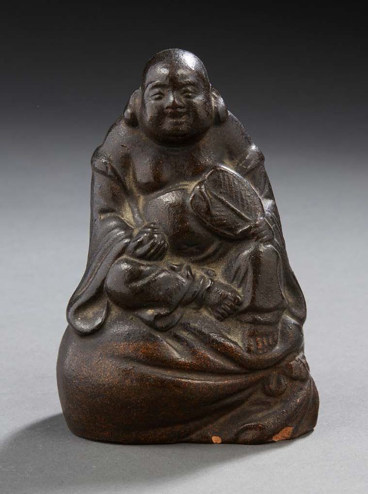 CHINE Pequeña figura de terracota de un Buda sentado.
H.: 11 cm