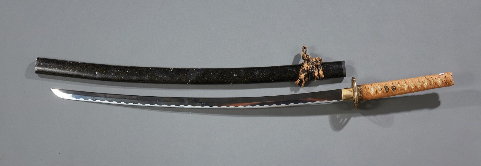 JAPON 钢制剑身和黄貂鱼手柄的剑。涂漆木质剑鞘。
现代作品。
长度：147厘米