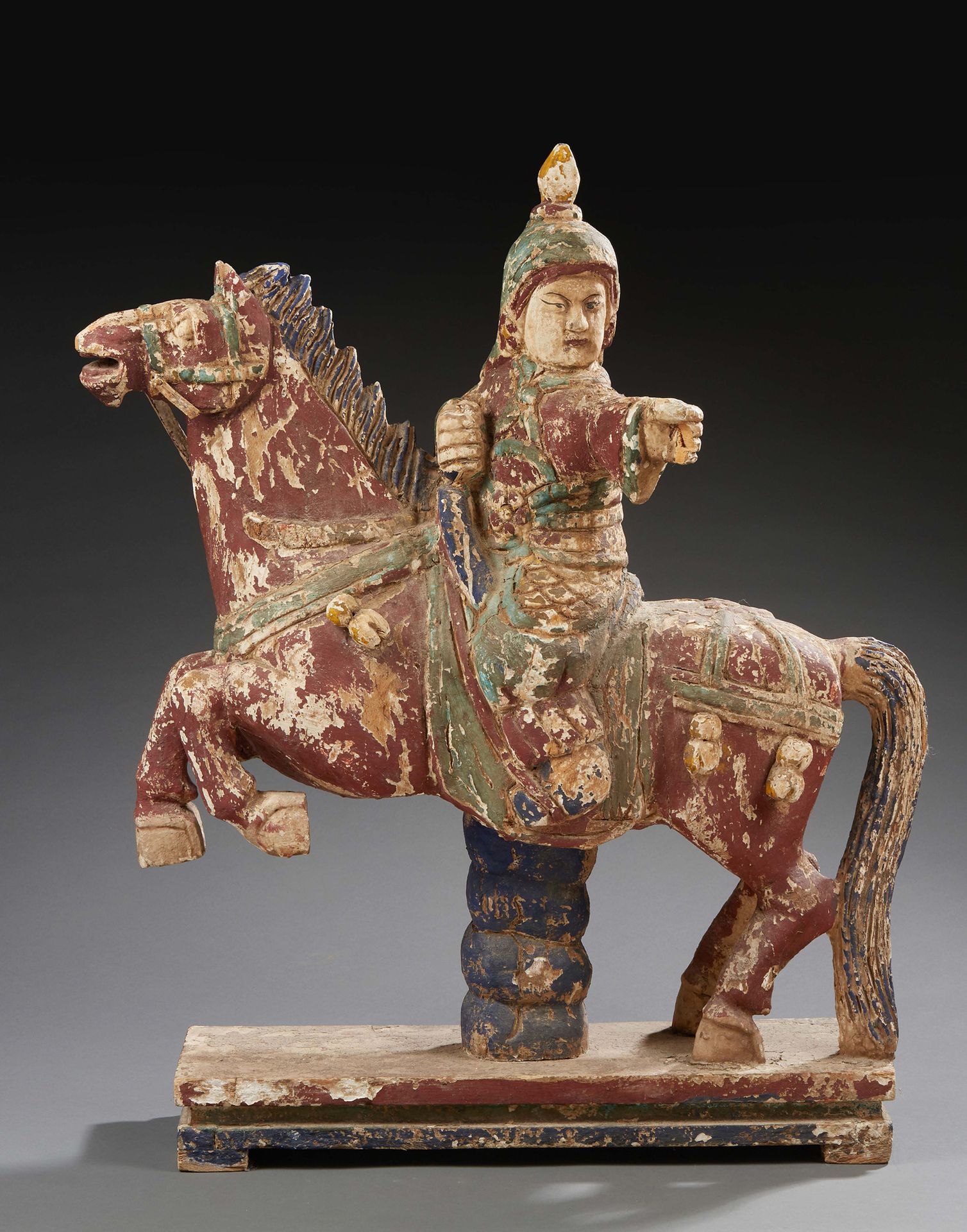CHINE 重要的多色木质马背上的战士雕塑。
明代风格，后期执行
高：81厘米
 （事故和磨损）。