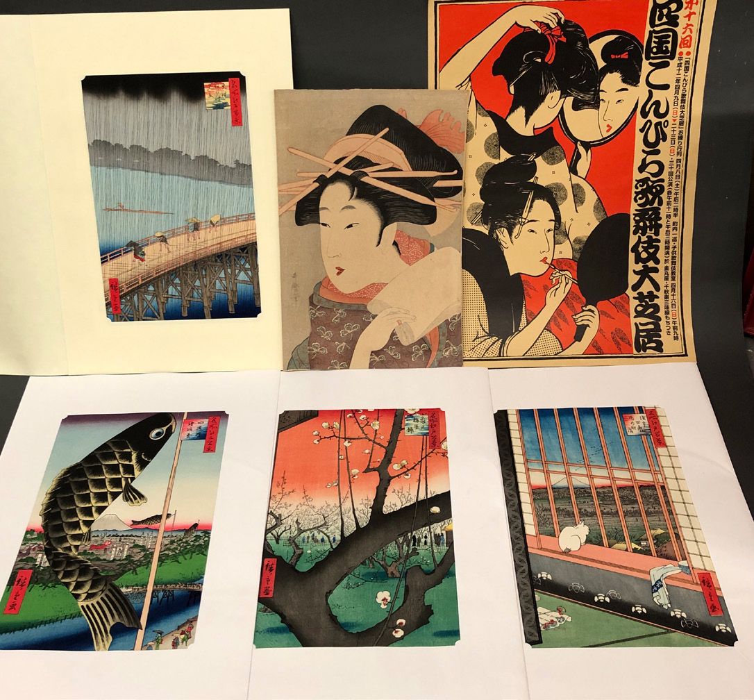 JAPON Fünf Drucke und ein Poster.
Größe: 38,5 x 25,5 cm; 33,5 x 22,5 cm und 49 x&hellip;