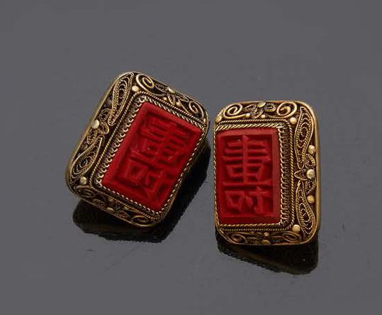 CHINE 一对仿红漆的银丝袖扣，框住了问候的字符
20世纪
长：2厘米