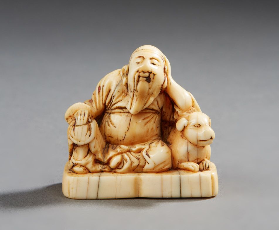JAPON Beau Netsuké en ivoire sculpté représentant un vieil homme assis accoudé à&hellip;