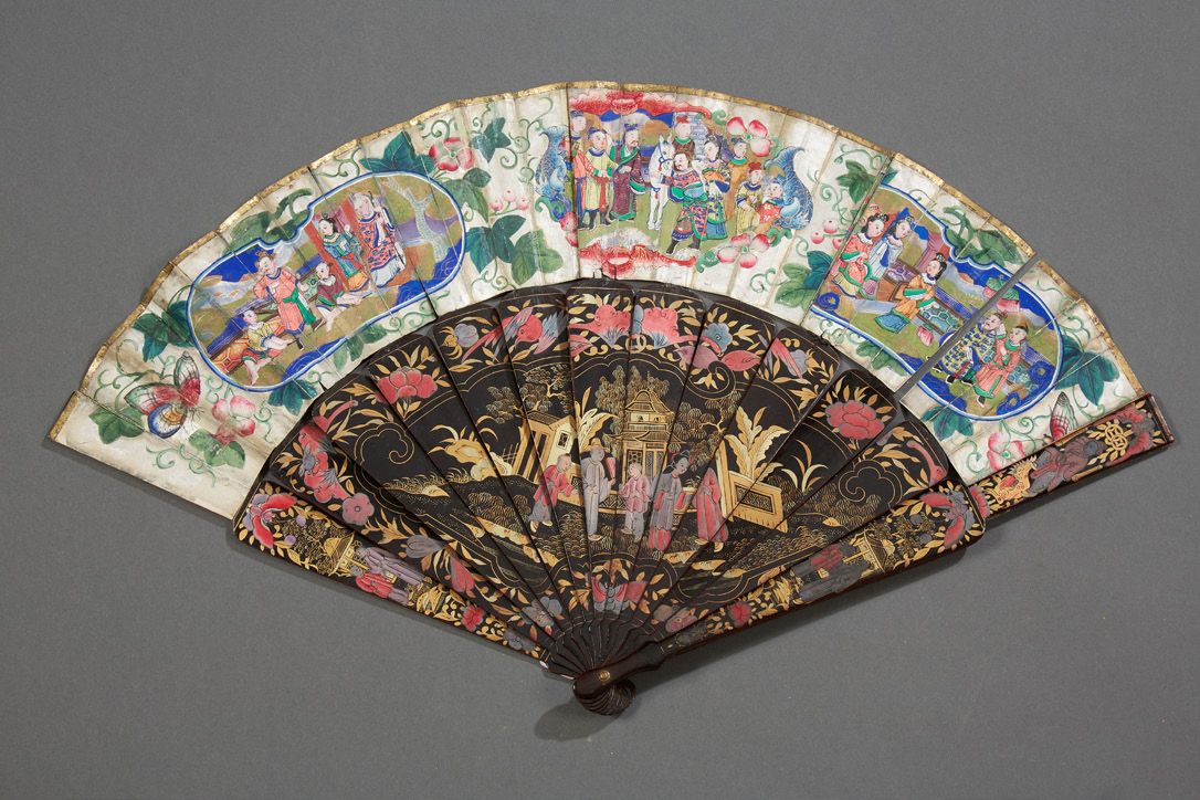 CHINE Fan in its original box painted with flowers. The brown with black backgro&hellip;