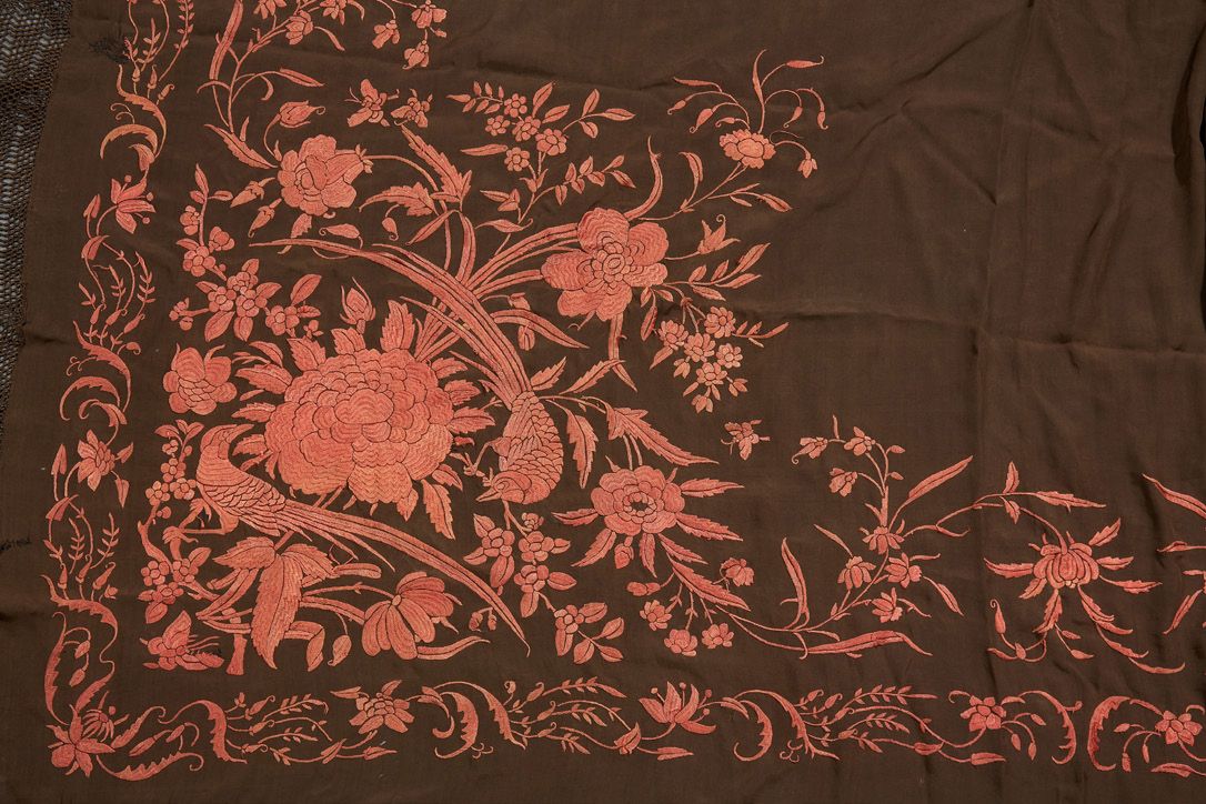 CHINE 棕色背景绣有橙色花朵的丝绸披肩
约1920 - 1930
尺寸：170厘米 x 52厘米