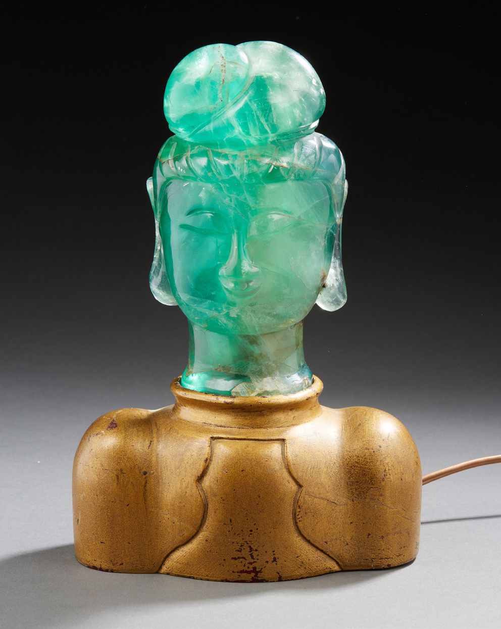 Asie du sud-est 仿玉绿水晶观音头像，置于木质半身像上，被改编为灯具
20世纪
高：26厘米