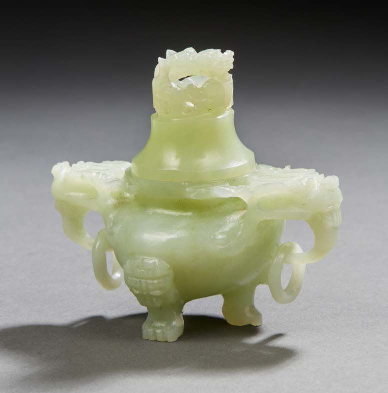 CHINE Small covered perfume burner in green jade
Modern period
Dim.: 7,5 cm