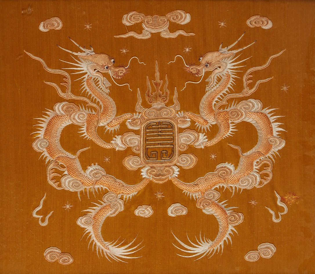 CHINE Broderie figurant deux dragons encadrant un cachet.
Vers 1900