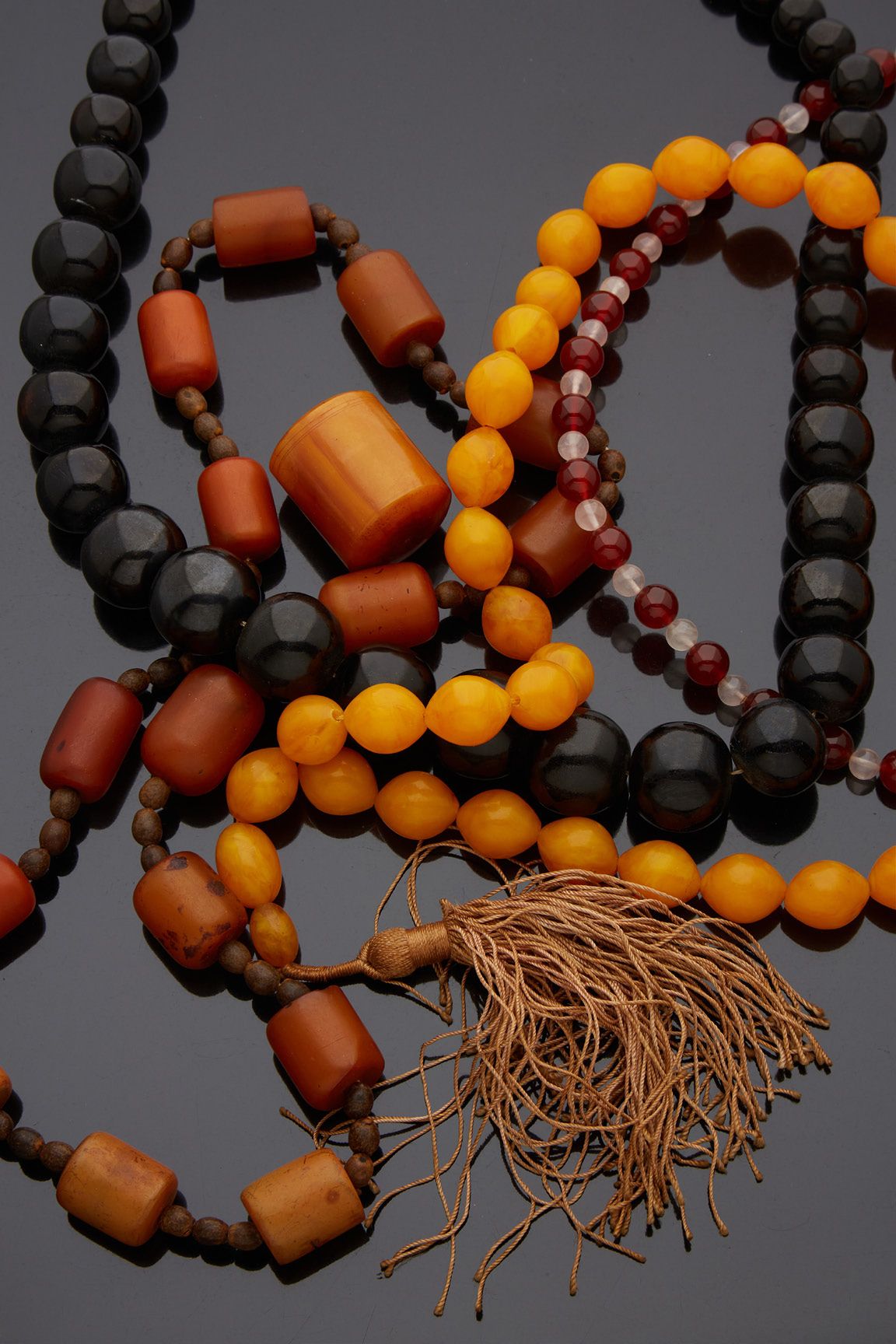 CHINE Tres collares de perlas al estilo de los collares de mandarina, una perla &hellip;