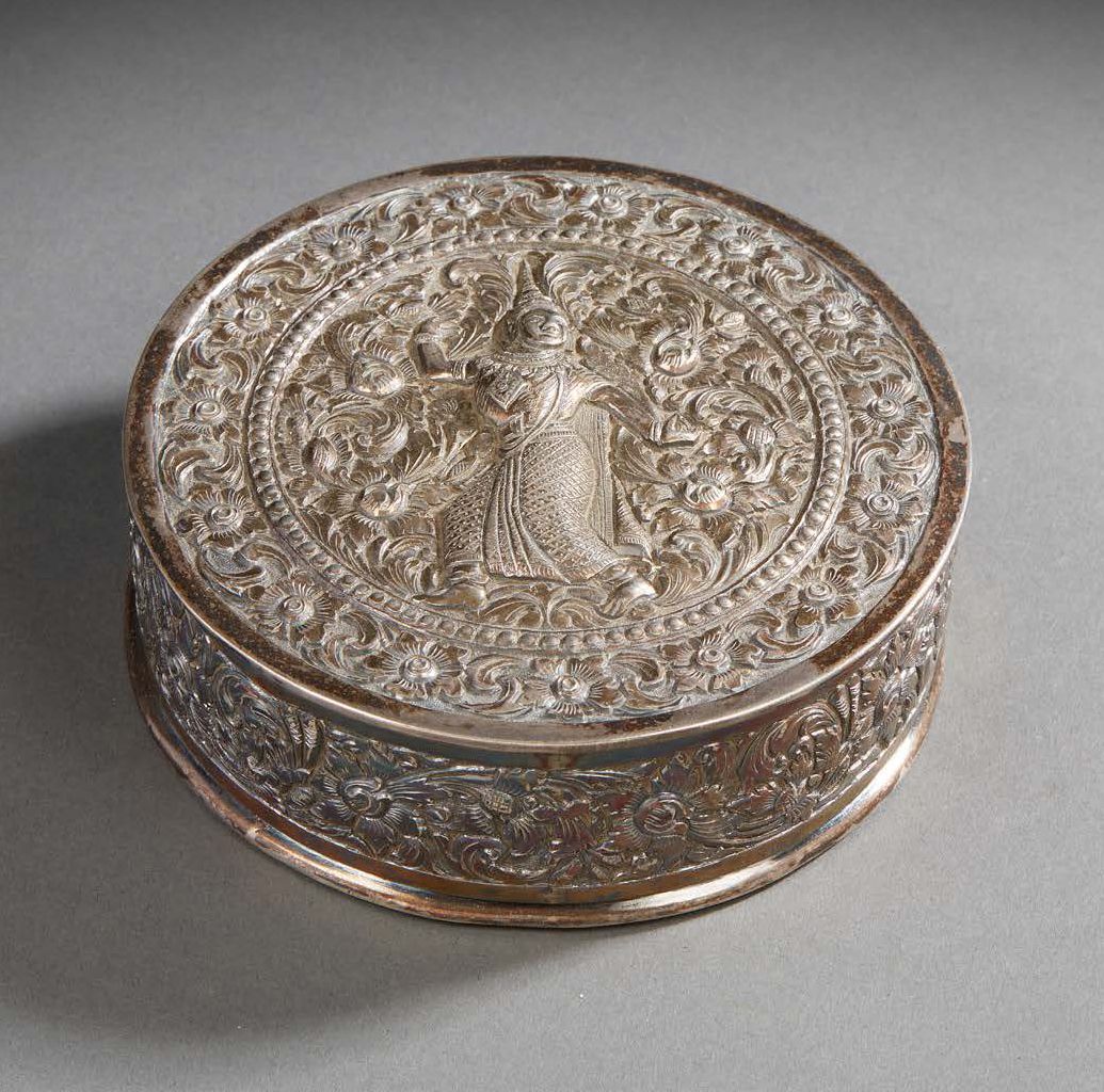 INDE 一个圆形的银盒，盖子上有叶子和舞者的回纹装饰。
，背面标有DAC。
直径：11厘米
毛重：233克。
