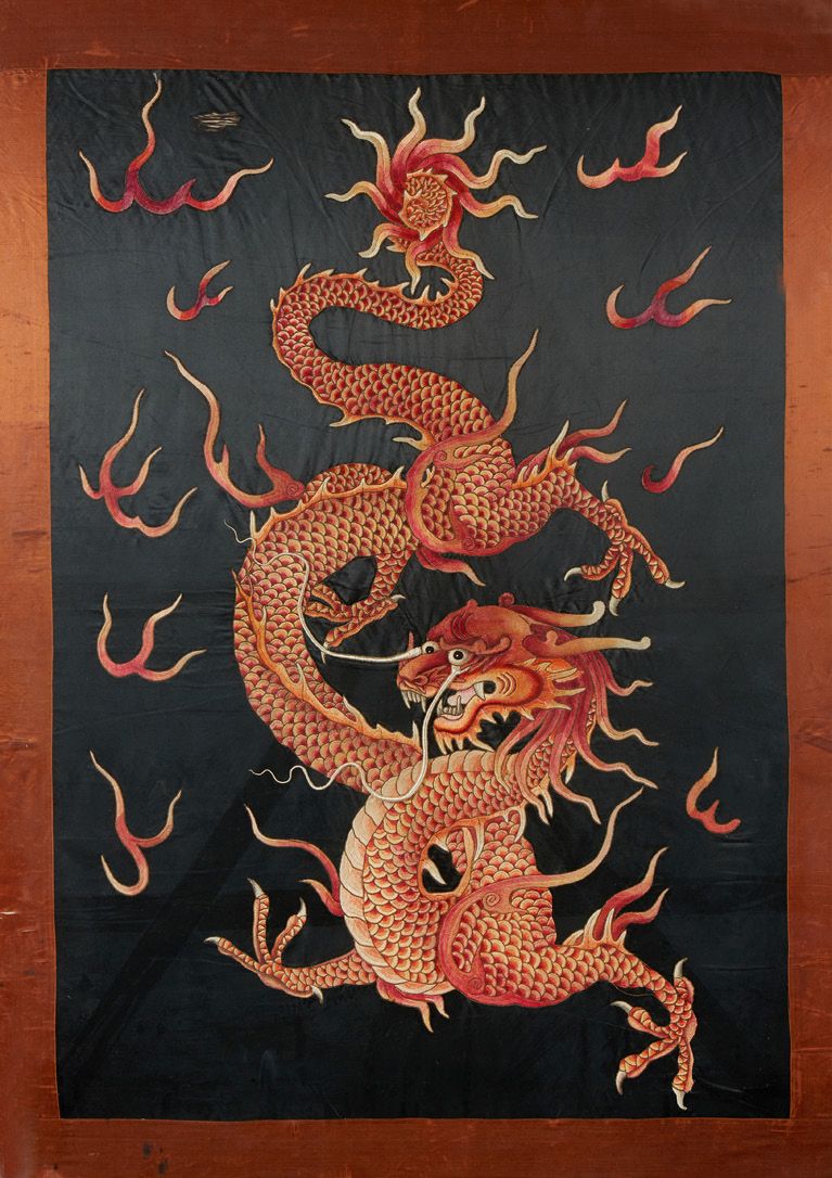 CHINE Importante bordado sobre seda que muestra un dragón sobre fondo negro.
Alr&hellip;