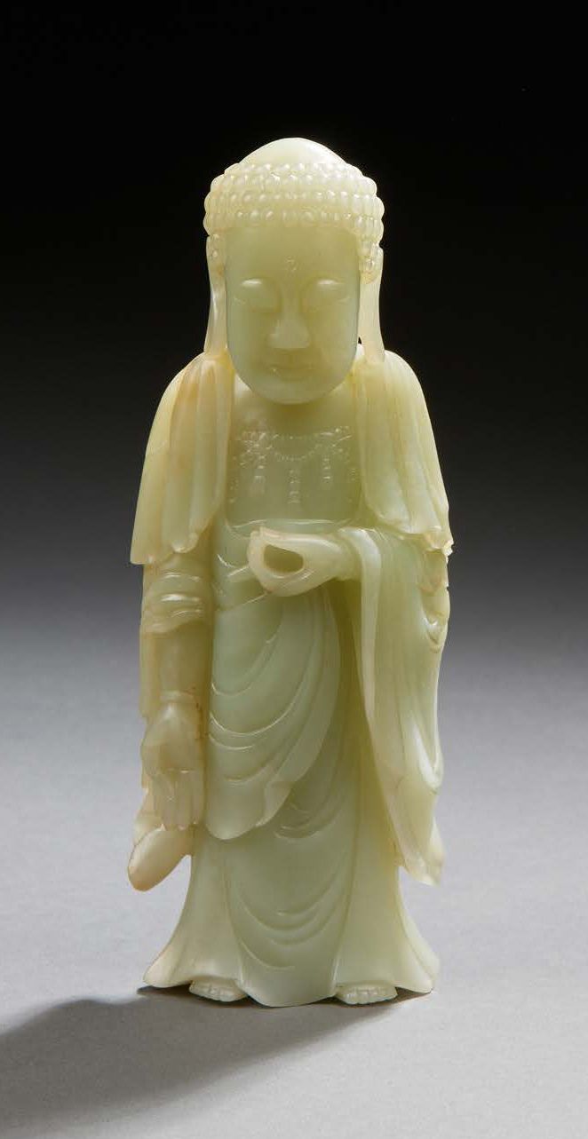 CHINE Hellgrüne Jadefigur eines stehenden Buddhas
20. Jahrhundert
H: 17,5 cm