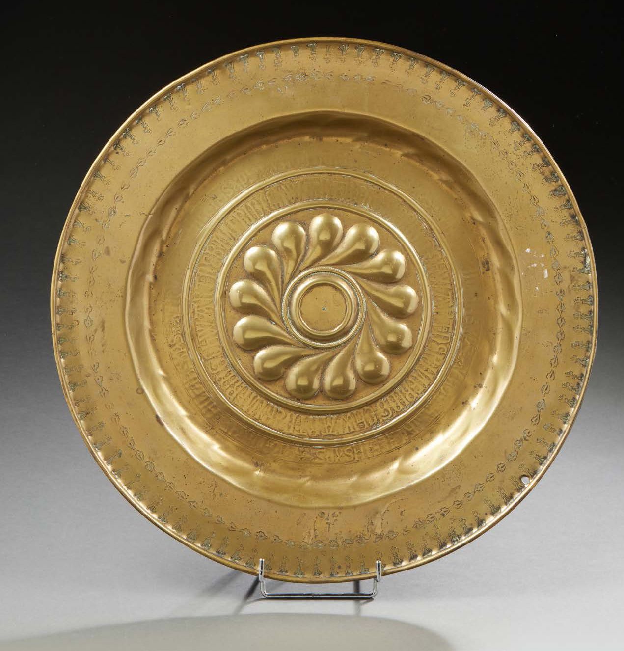 Null 一个铜制回纹供品盘，上面有造型优美的芙蓉花纹，中间有一个涡轮花环，周围有拉丁文铭文。
16世纪（磨损和撕裂；有孔可挂）。
D：42厘米。