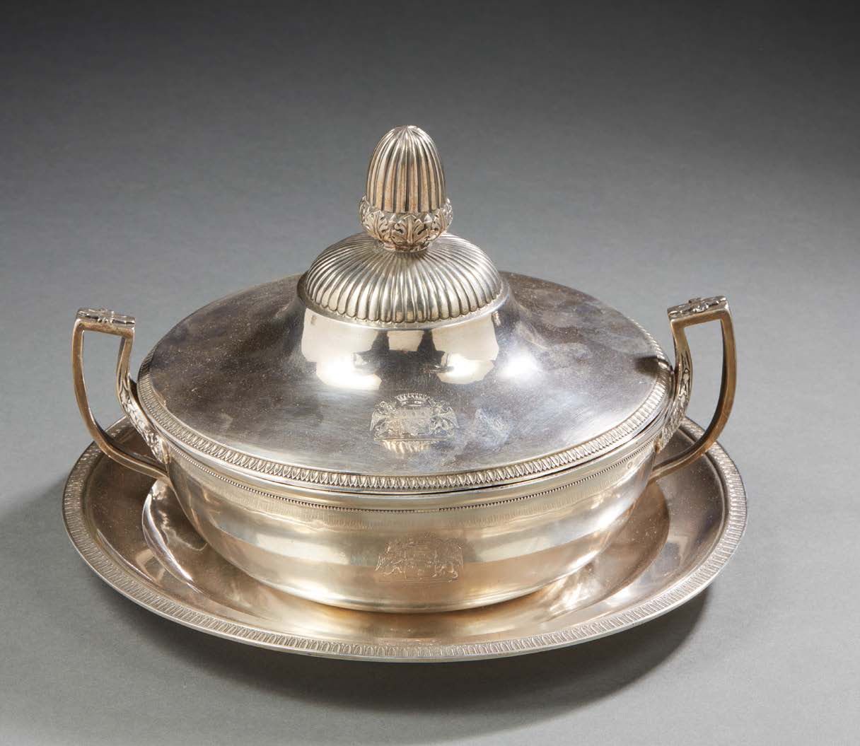 Null COVERED LEGUMIER in silver. It rests on a frame also in silver. The lid (re&hellip;