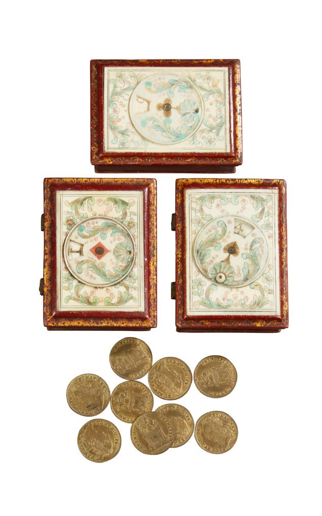Null 
18世纪。
H : 2,5 - W : 8,5 - D : 6,2 cm，罕见的三套硬币盒，盒盖是用象牙雕刻的叶子和指示颜色的计数器；它们包含一套带&hellip;