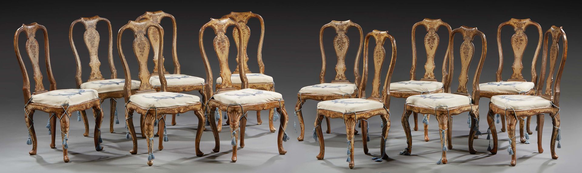 Null 罕见的一套十二把模制、卷轴和雕刻的胡桃木餐椅，在奶油色的背景下，有打底的装饰，有钉子和银色的卷轴；高高的栏杆靠背；凸起的腿以横杆结束。
18世纪的意大&hellip;