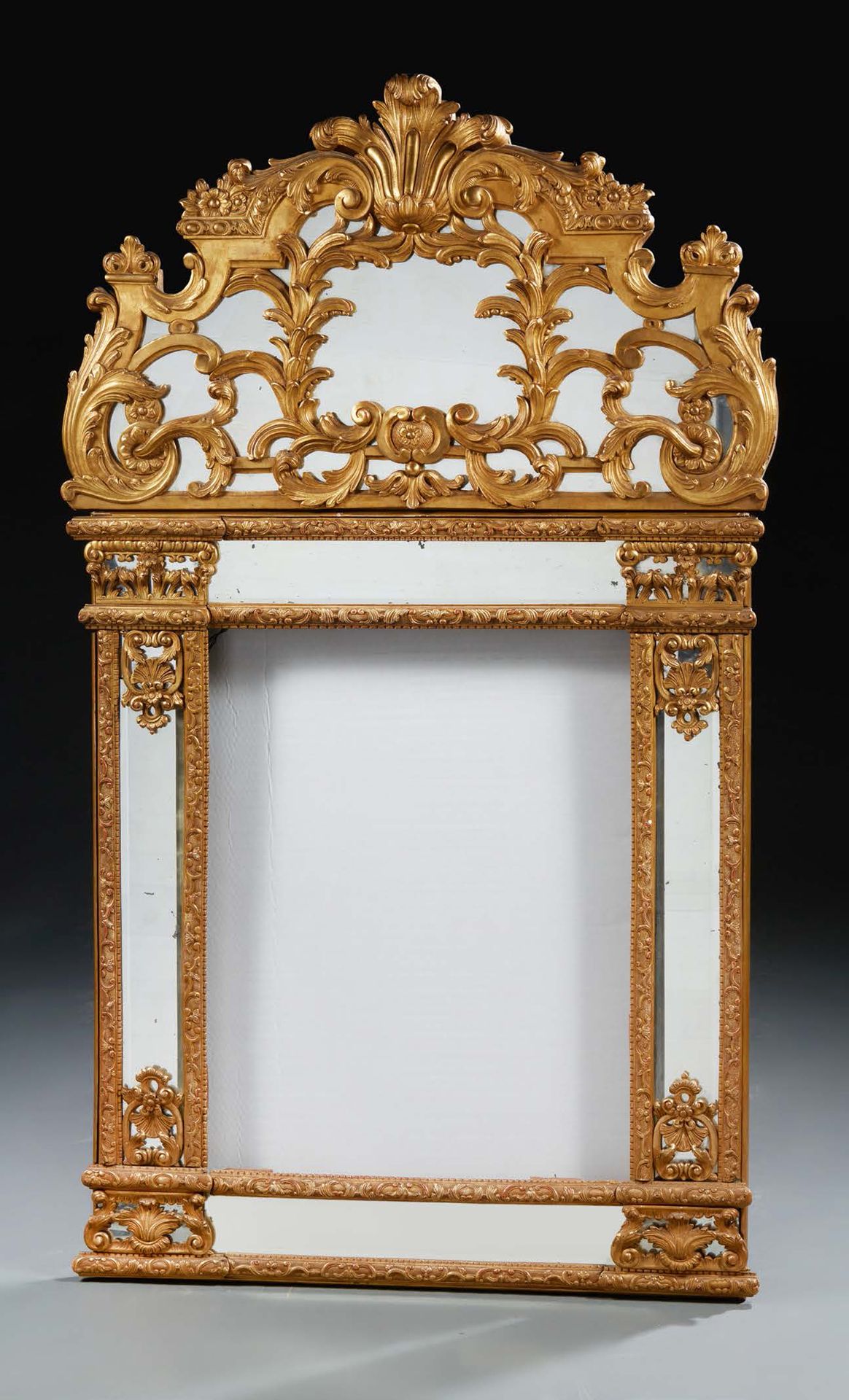 Null 木制和镀金的灰泥镜子。
缺少中央的镜子。
19世纪末。
凹陷：142 x 83cm
 （小事故）。