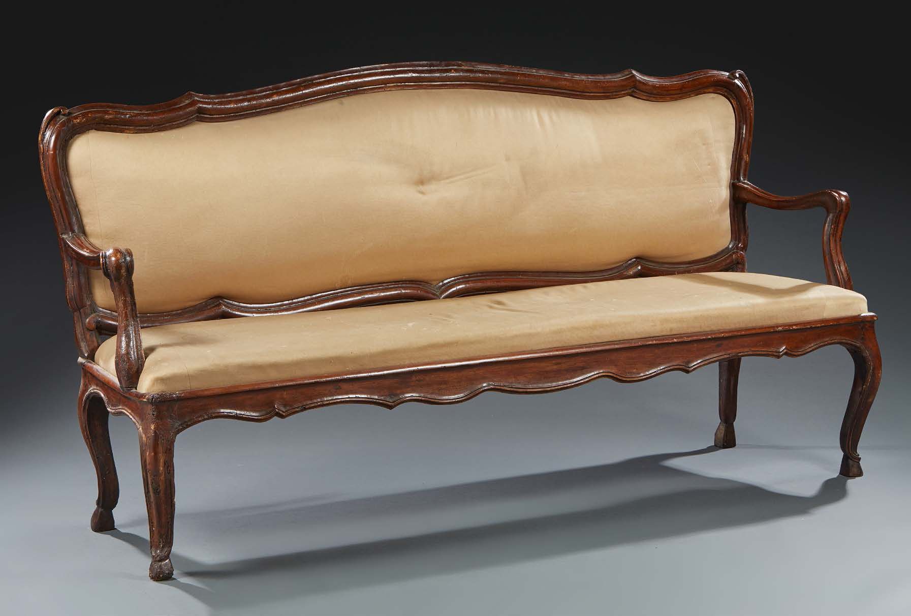 Null LARGE CHESTWORK SOFA in moulded and carved walnut; arm brackets and sinuous&hellip;