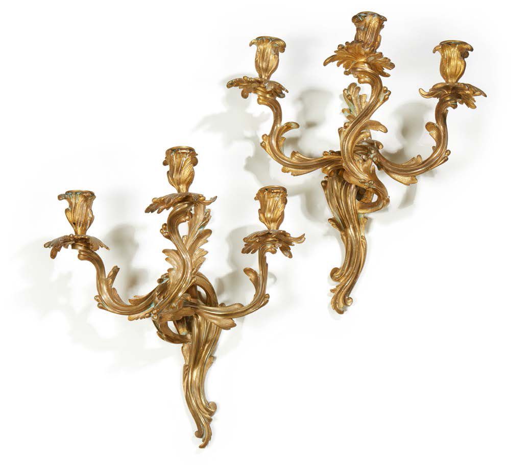 Null 
路易十五风格的一对三灯镀金青铜壁灯，带有蜿蜒的叶子和罗盖尔盆。
高：39厘米。