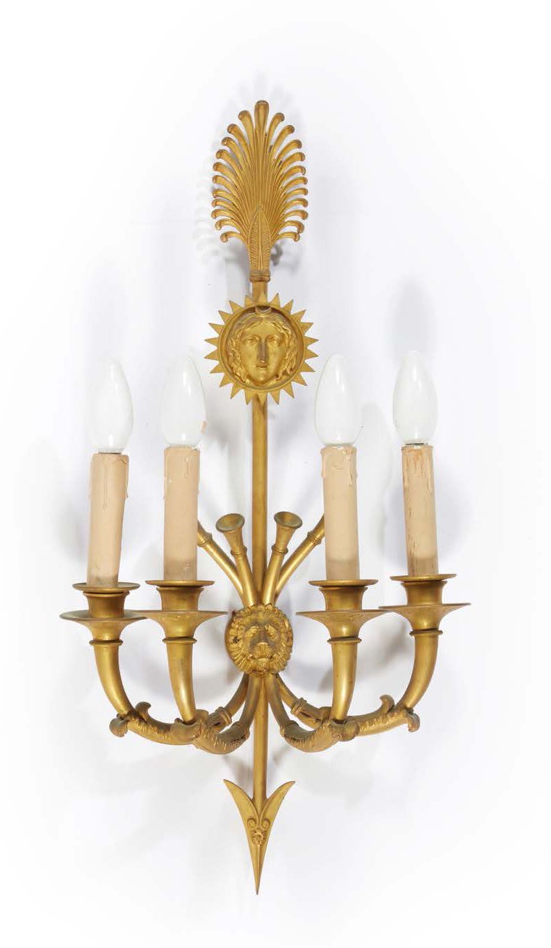 Null Candelabro de cuatro luces en bronce dorado y cincelado, decorado con un ma&hellip;