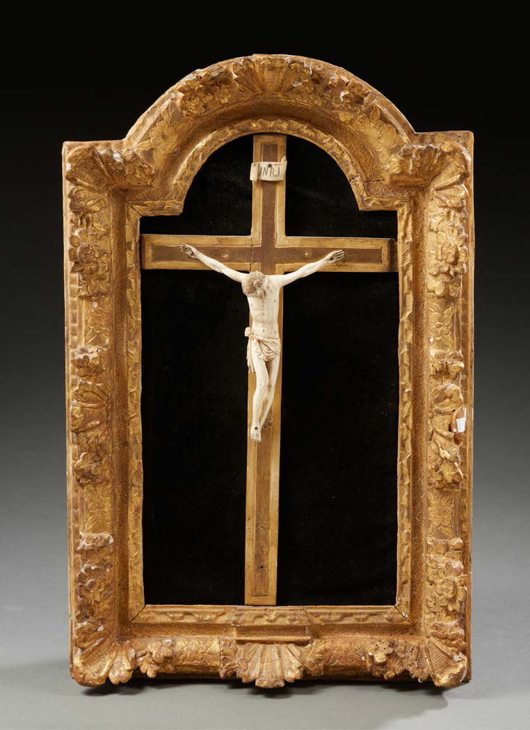 Null CHRIST en ivoire finement sculptée ; il est présenté le périzonium noué sur&hellip;