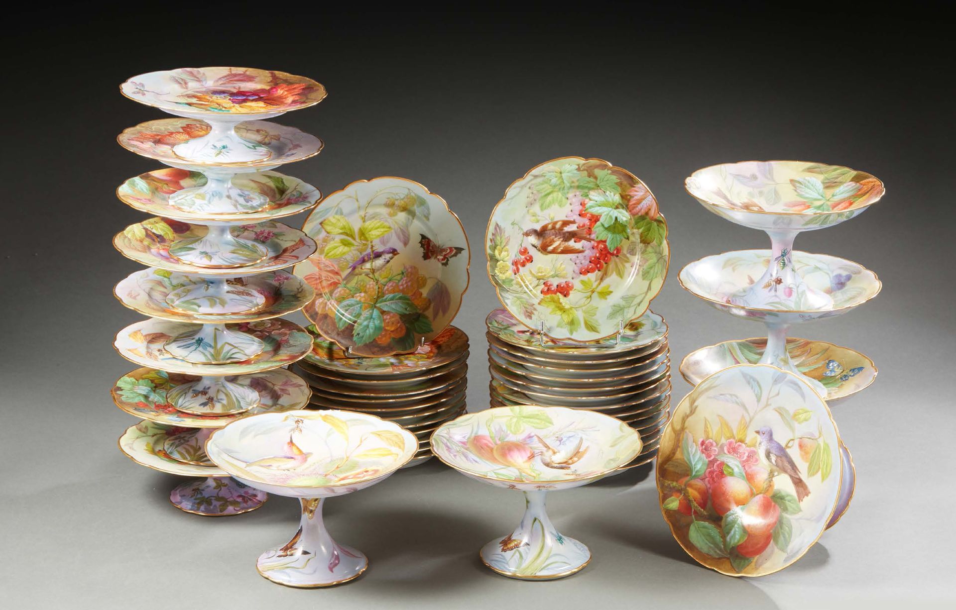 EDMOND VAN COPPENOLLE (1843-1915) PARIS OU LIMOGES 甜品服务包括27个带多棱边的餐盘，6个带底座的水果碗，8个&hellip;