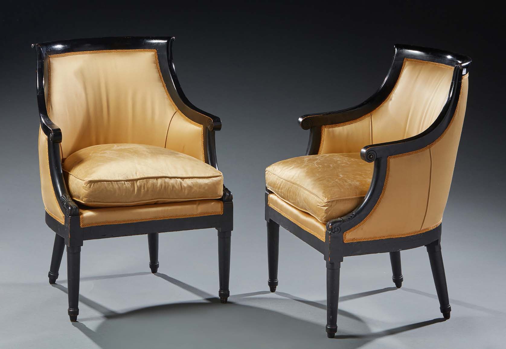Null 一对GONDOLA椅子，熏黑和雕刻的木头，锥形前腿和马刀形后腿。
黄色装饰。
19世纪作品