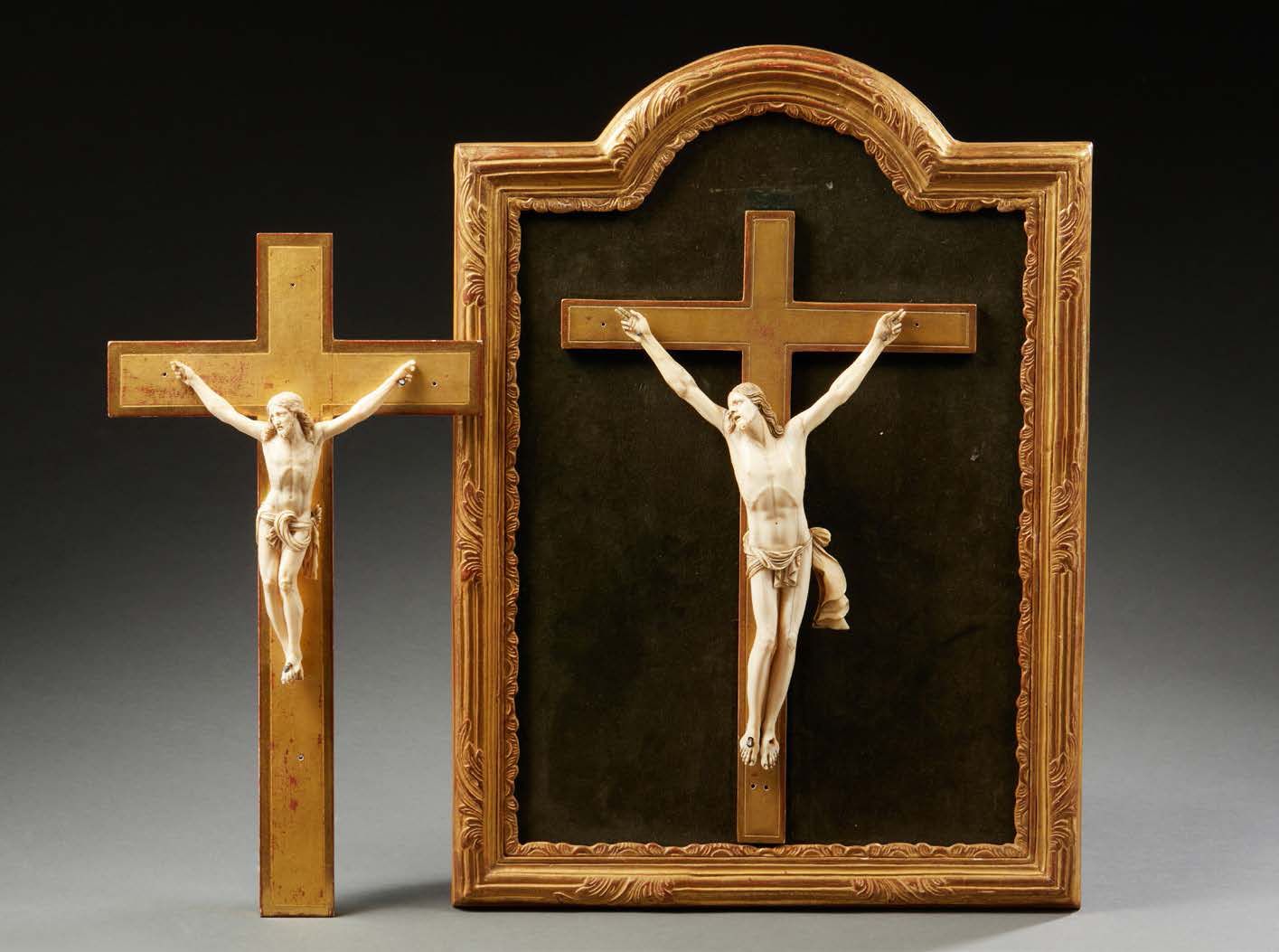 Null DOS CRISTOS VIVOS en marfil tallado, ambos presentados sobre cruces doradas&hellip;