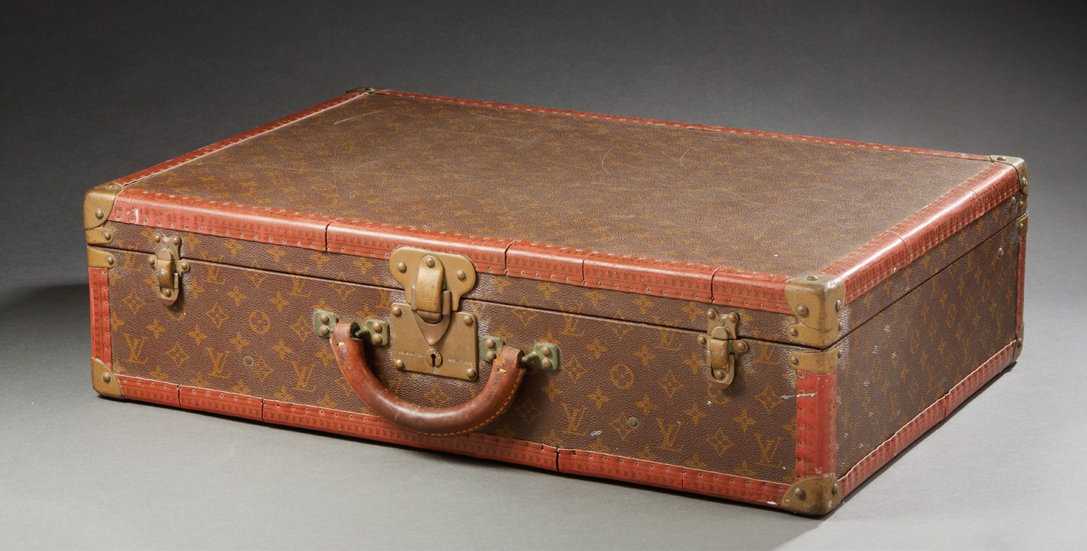 LOUIS VUITTON Bisten型号的手提箱，Monogram帆布，边缘有菱形纹路，四角有金色黄铜扣件，皮革把手，可清洗的米色Vuittonite内部。&hellip;