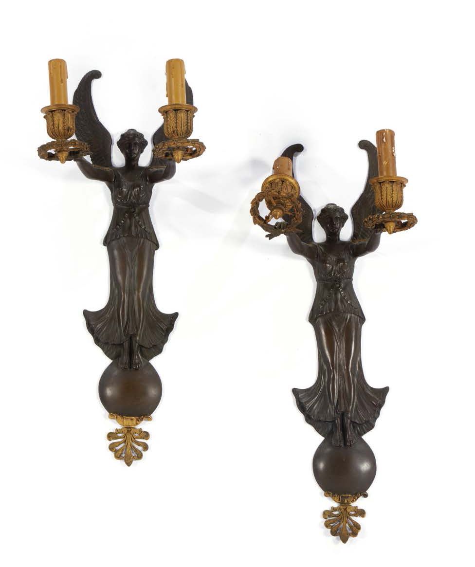 Null A PAIR OF TWO LIGHT APPLIQUES in chased, patinated or gilded bronze in the &hellip;