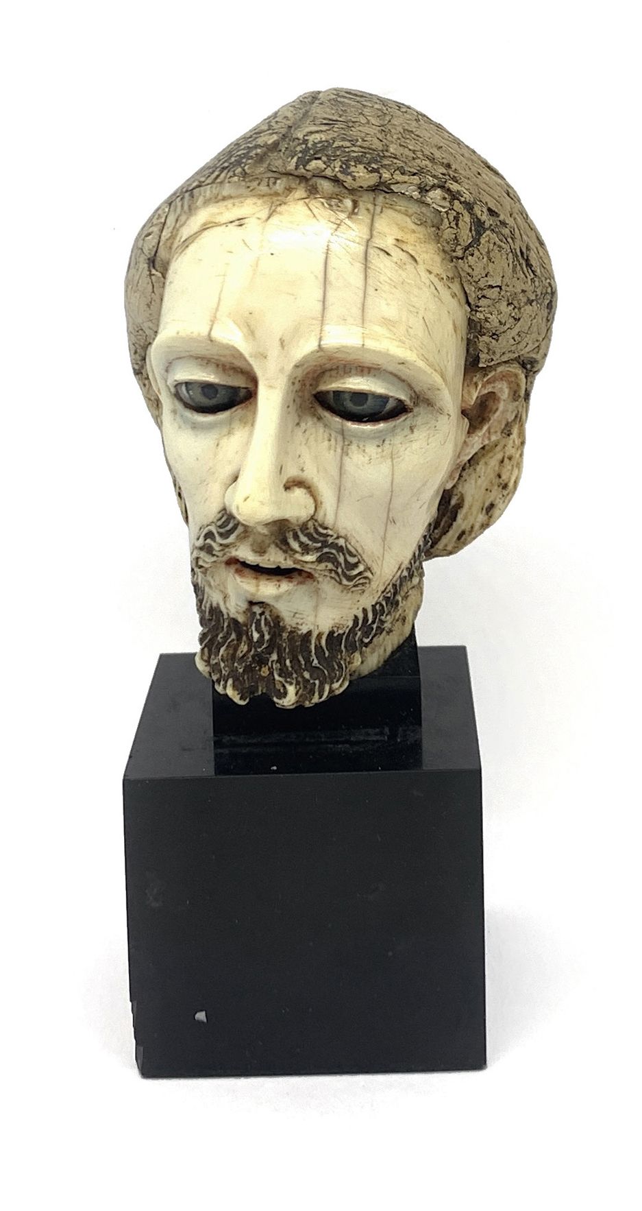 ART INDO PORTUGAIS Head of Christ in carved ivory.
Eyes fixed under glass.
Amalg&hellip;