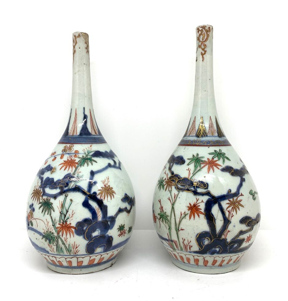 CHINE OU JAPON 一对带伊万里装饰的长颈索里弗尔瓷瓶。19世纪的H.24厘米（事故