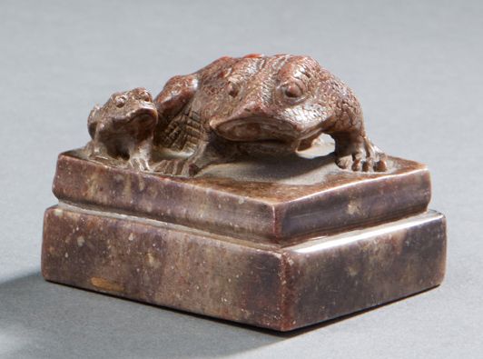 CHINE Seal in statite carved in reddish brown representing two toads, the stamp &hellip;