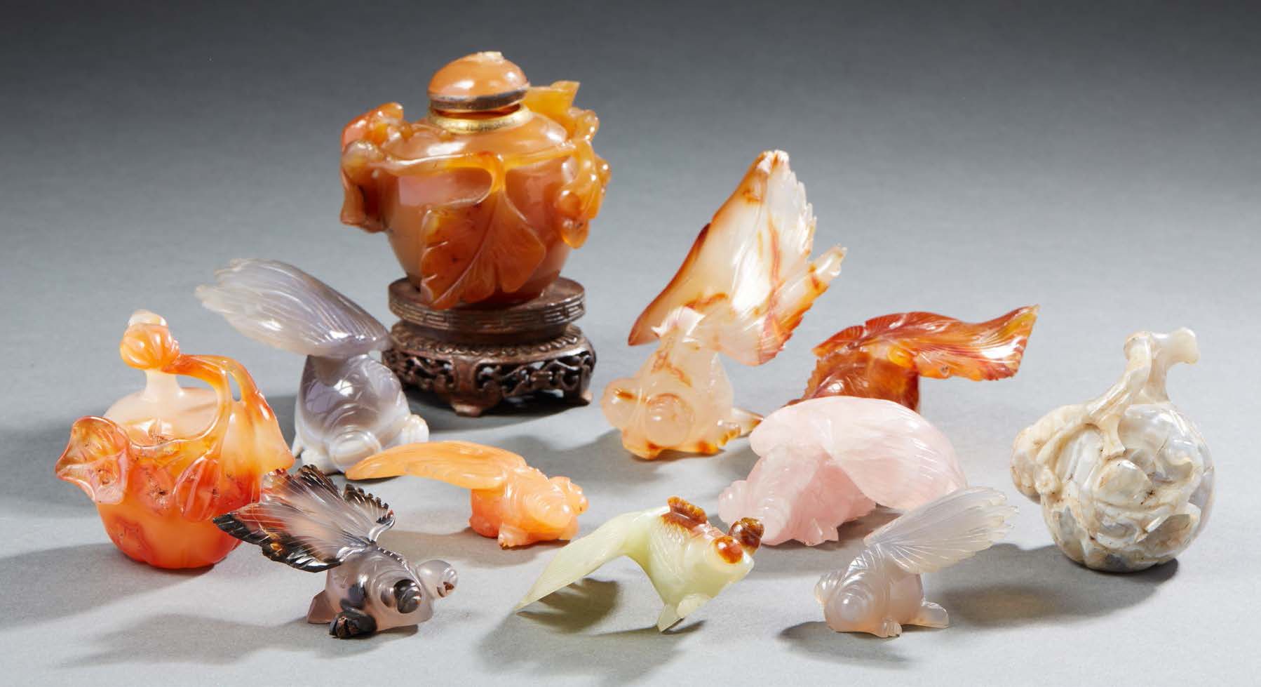 CHINE Small set in agate carved in different colors composed of a covered vase, &hellip;