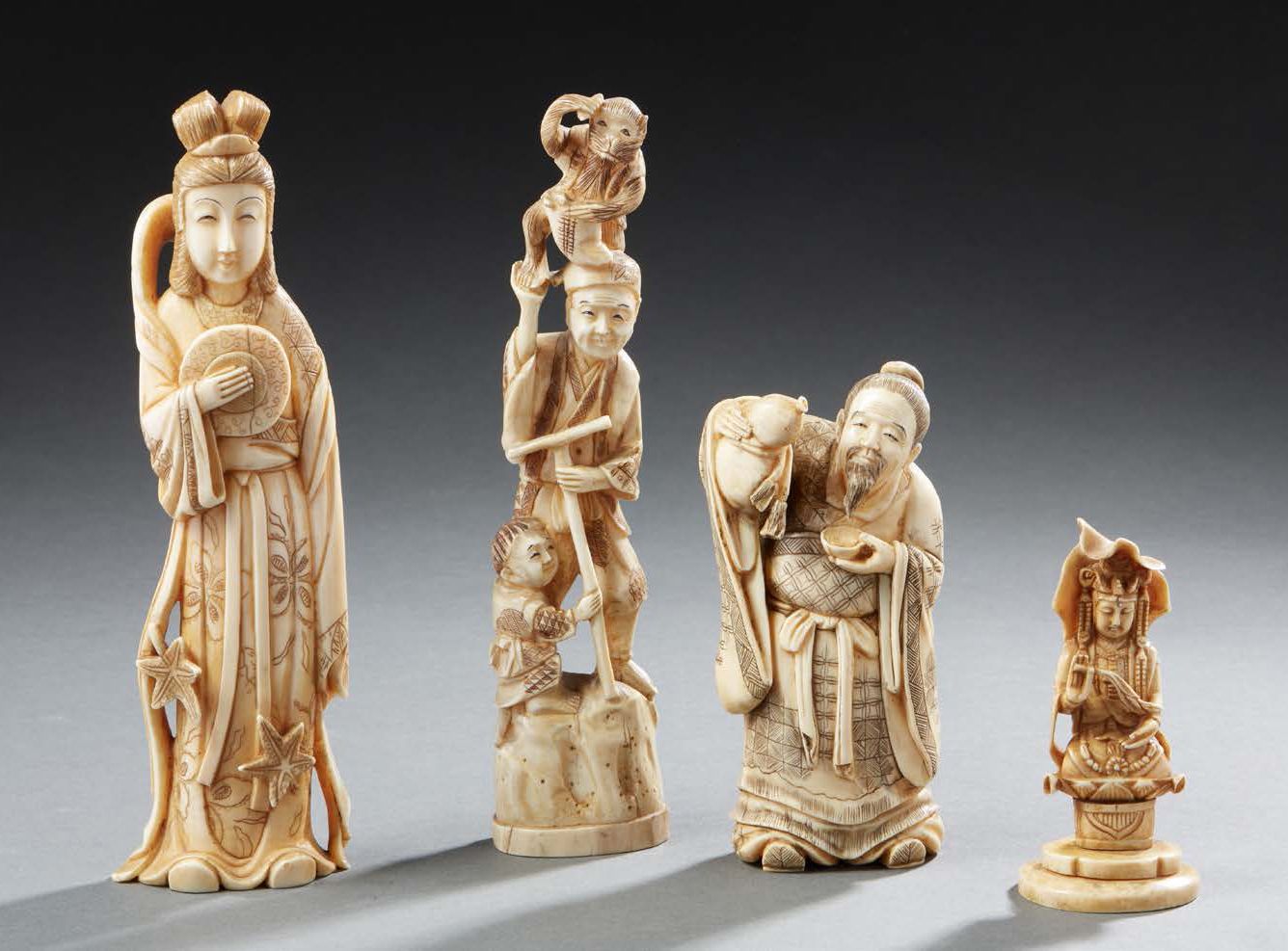 JAPON 由四个不同主题的象牙雕刻小雕像组成（男人、女人和孩子） 20世纪前半叶 约1930年
