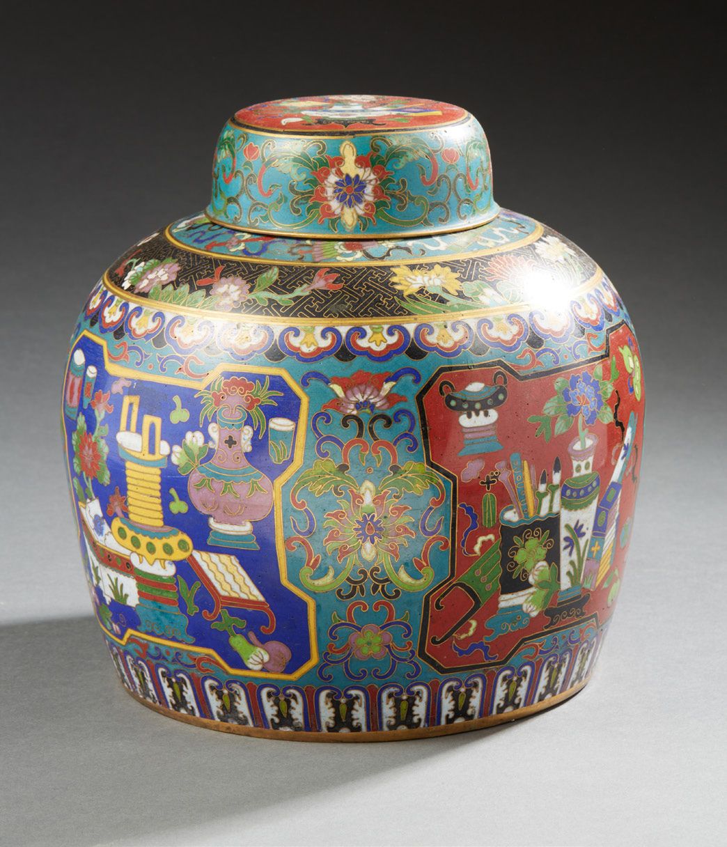 CHINE 景泰蓝青铜盖姜壶，绿松石和珊瑚背景上的多色装饰，在花边框内有贵重物品和家具，20世纪 高：23厘米