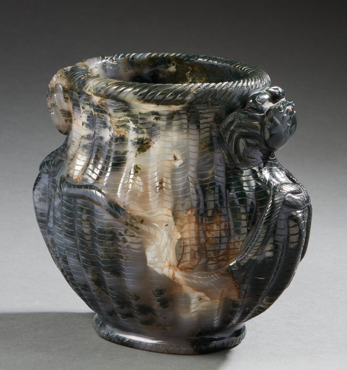 CHINE °°° Intéressant et rare vase sculpté à l'imitation d'un panier en agate ru&hellip;