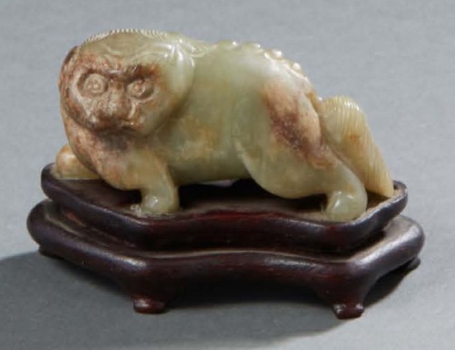 CHINE Rare figurine en jade sculptée vert clair avec traces de rouilles représen&hellip;