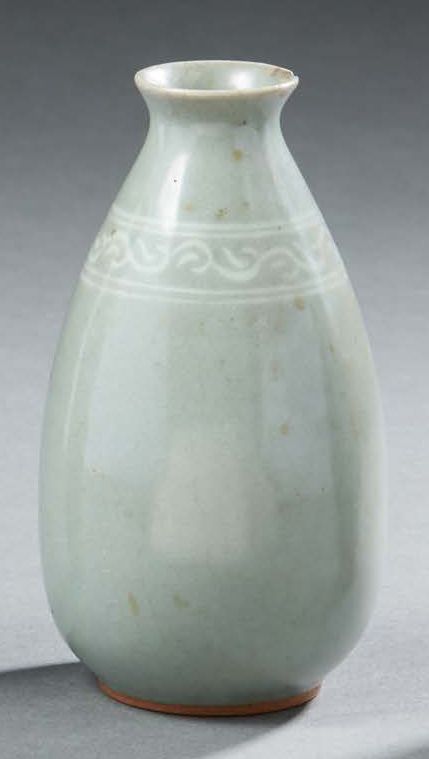 COREE 灰色釉面小花瓶或壶，装饰有浅灰色风格化的叶子楣，20世纪 高：12厘米（颈部有一缺口