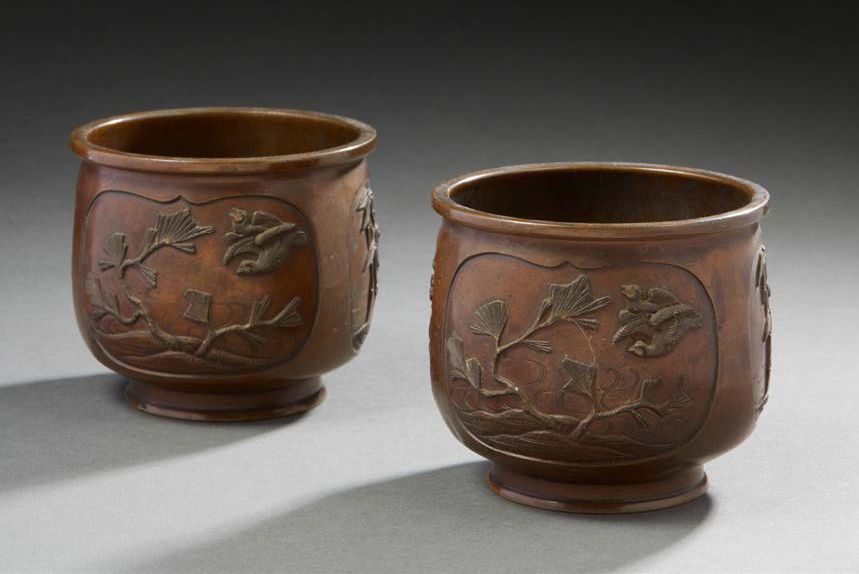 JAPON Two small brown patina bronze pots decorated in light relief with birds in&hellip;