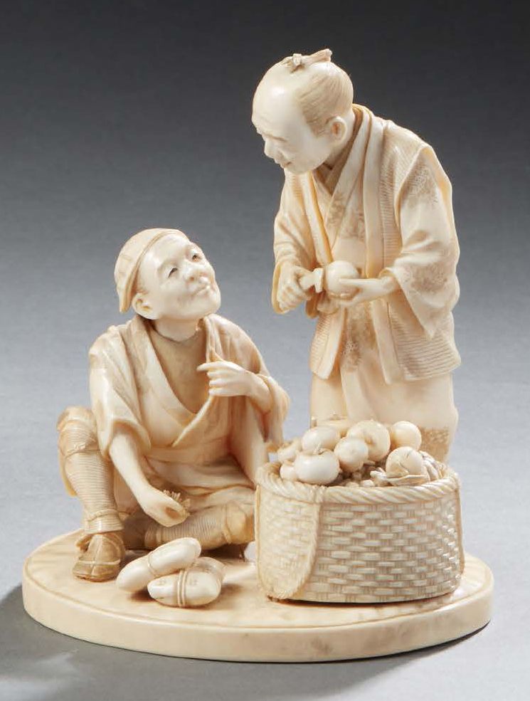JAPON °°° Okimono en ivoire sculpté représentant un homme assis, un autre debout&hellip;
