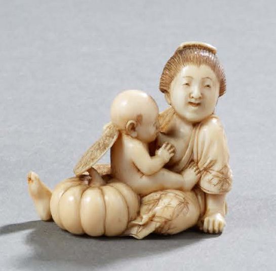 JAPON 美丽的象牙雕刻网签，表现一个坐在南瓜旁边给婴儿喂奶的女人，手里拿着一把扇子。背面签名为红色长方形的三个字，明治时期，1868-1912年H.4厘米