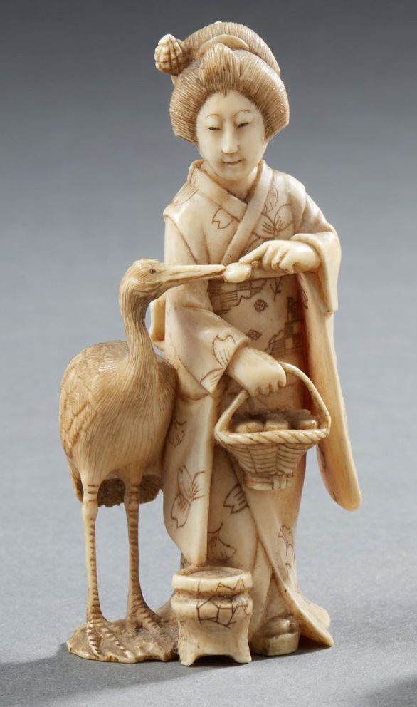 JAPON Small carved ivory okimono representing a bijin (beauty) dressed in a kimo&hellip;