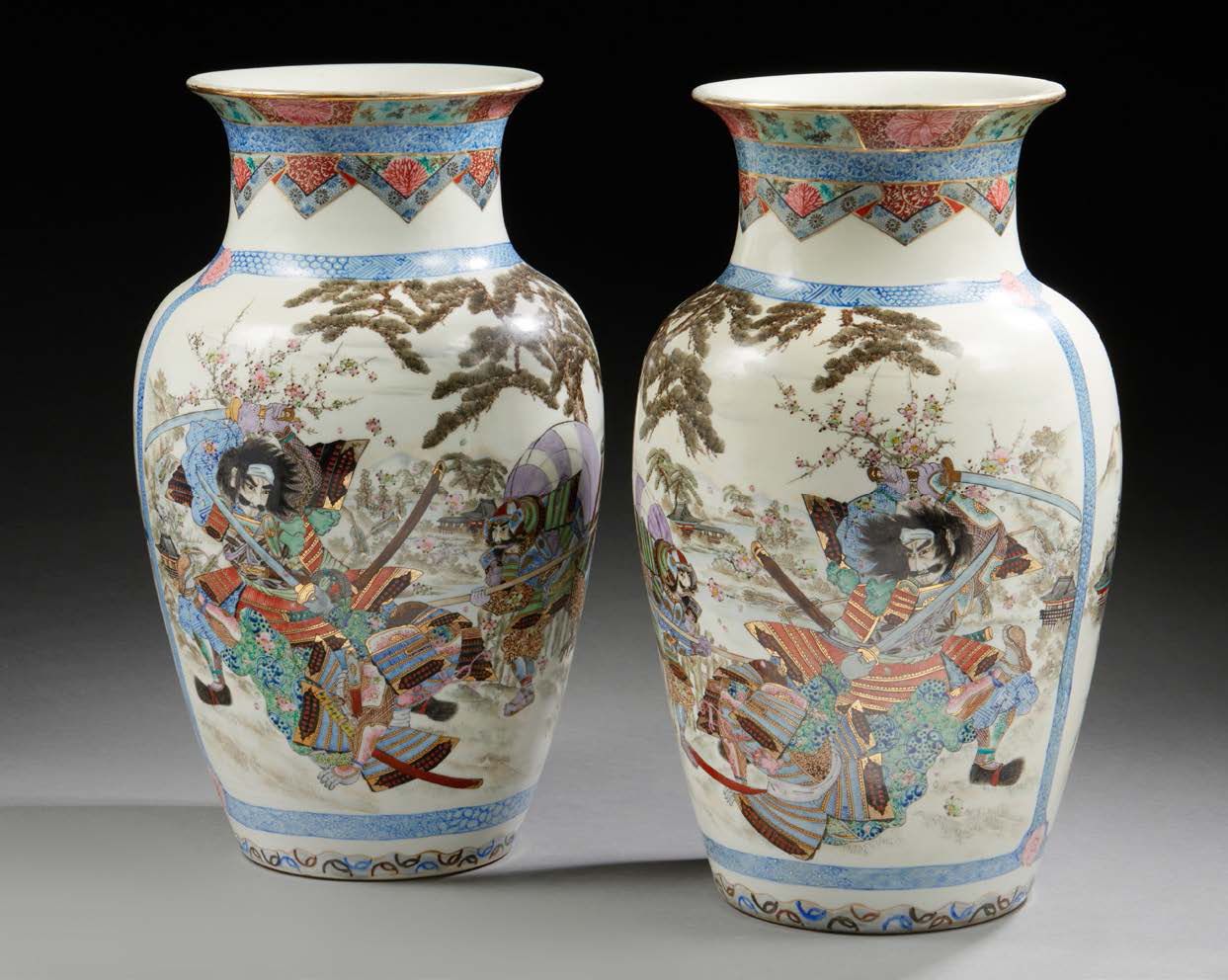 JAPON Paire de vases de forme balustre en porcelaine à décor de samouraïs dans d&hellip;