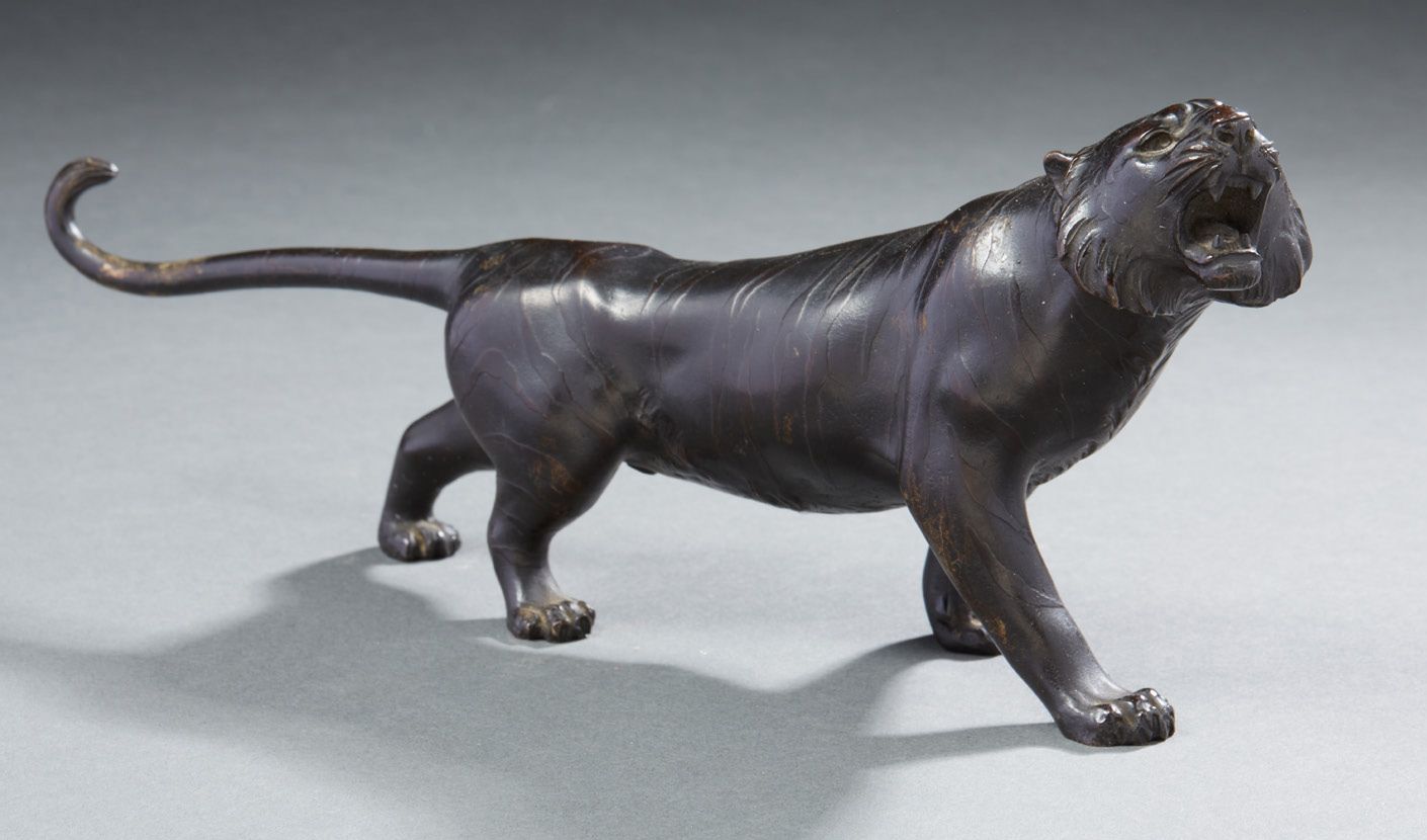 JAPON Figura de bronce patinado marrón que representa un tigre, lleva en el reve&hellip;