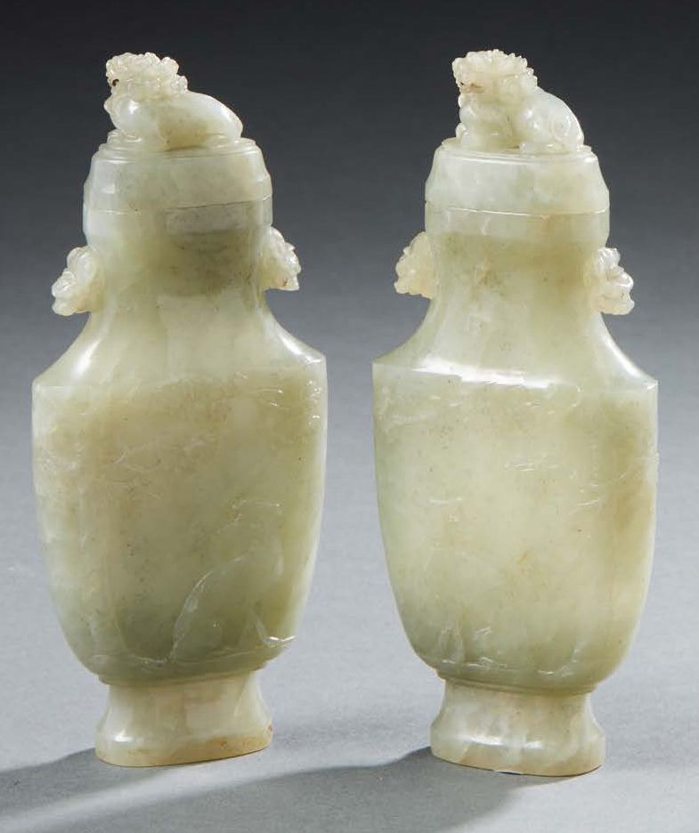 CHINE 一对有盖花瓶，椭圆形，浅绿色玉石，浅浮雕山水犬，盖子上有佛教狮子 20世纪 高：15.5厘米